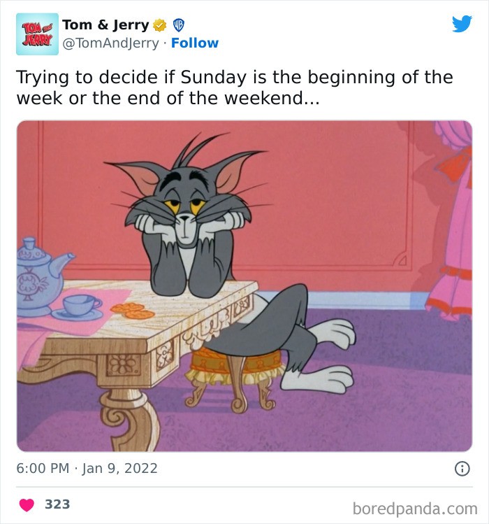 Tom nhìn trầm tư nghĩ về cuối tuần trên bàn, thể hiện cảm giác gần gũi qua meme Tom & Jerry