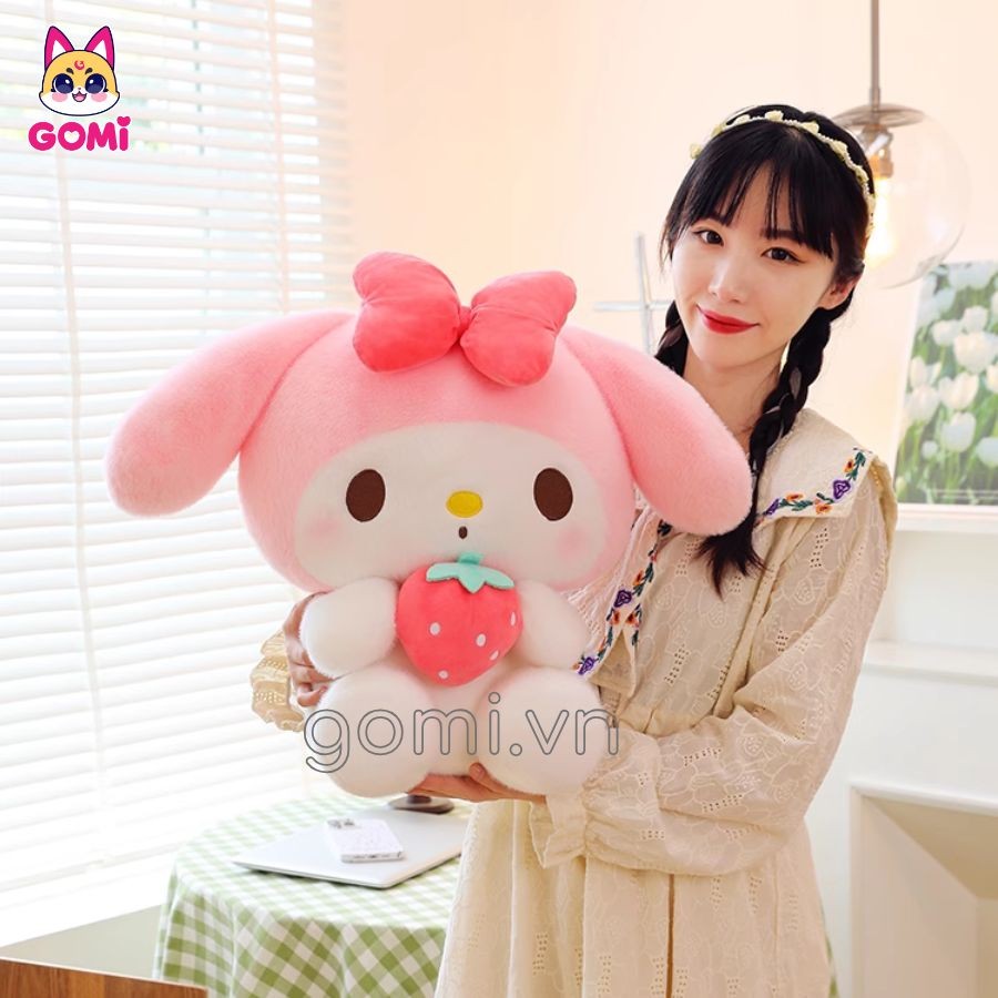 Gấu Bông Melody với trái dâu tây đỏ mọng được ôm trọn