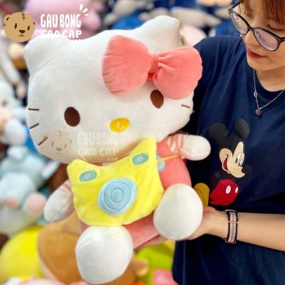 Gấu Bông Kitty đeo máy ảnh, thể hiện sự năng động và phong cách