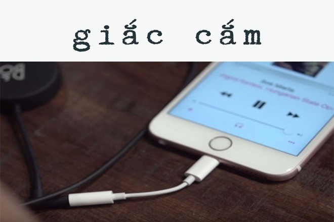 Người đang cầm một thiết bị điện tử có giắc cắm