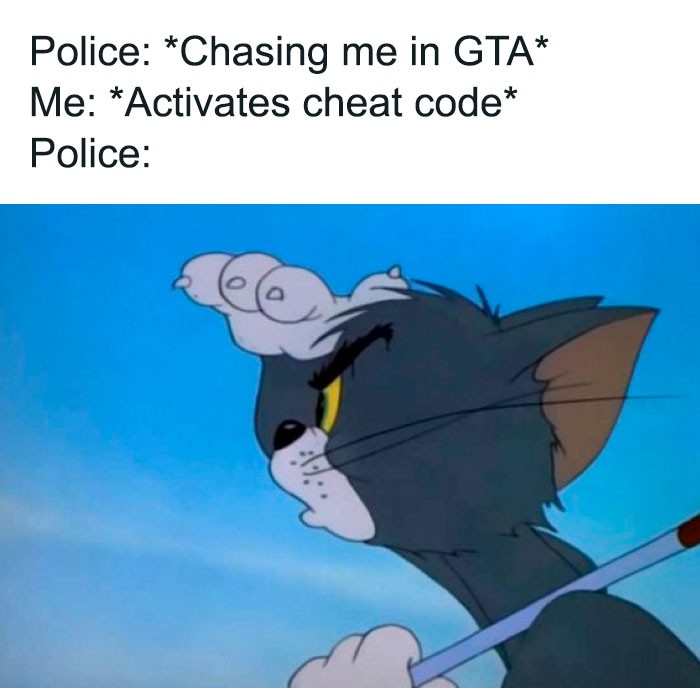 Tom nhìn đầy phấn khích khi chơi game với mã gian lận trong GTA, thể hiện khoảnh khắc meme hài hước