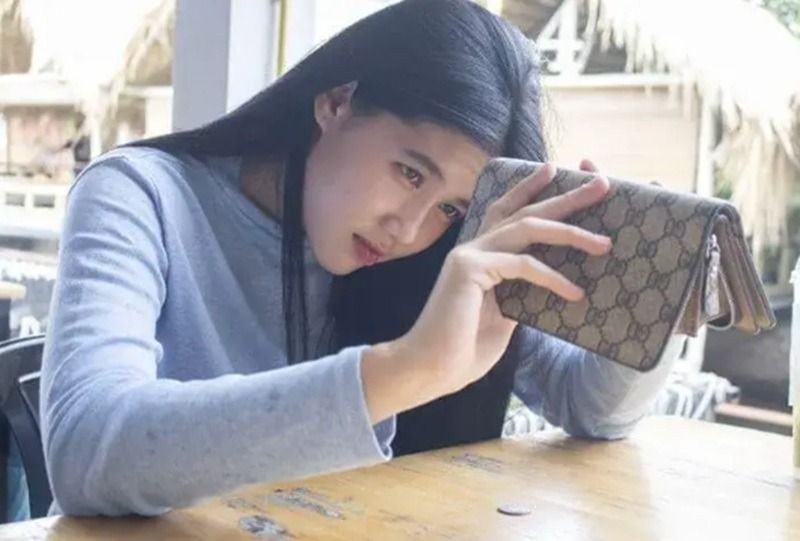 Meme hết tiền