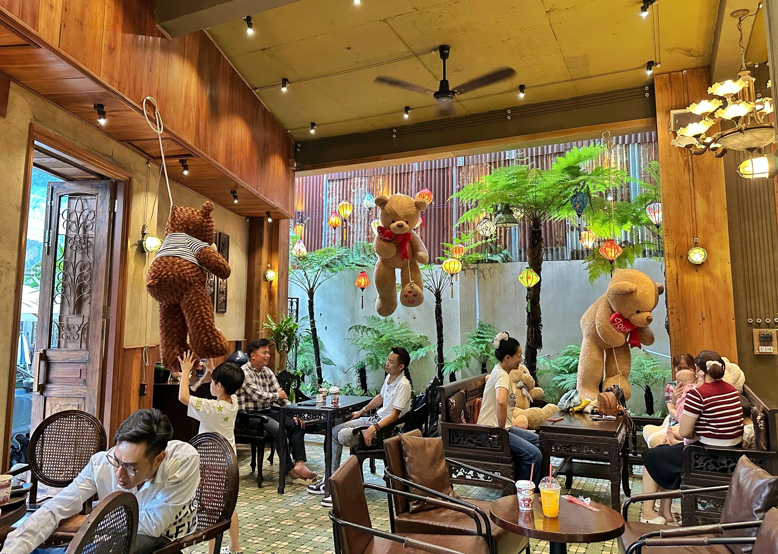 Một góc trang trí gấu bông độc đáo bên trong quán