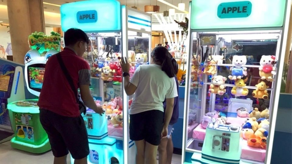 Máy gắp thú với cần gắp có ba chân chắc chắn