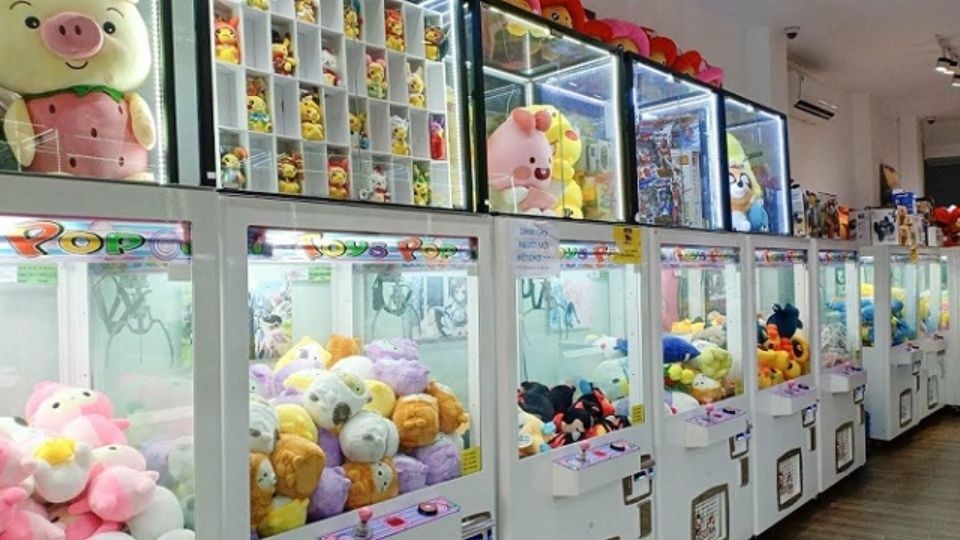 Người chơi theo dõi máy gắp thú