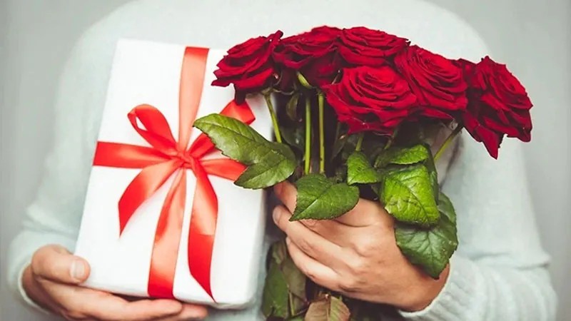 Cảnh tượng một người phụ nữ đang cẩn thận sắp xếp đồ đạc vào hộp