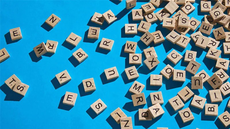 Một người đang suy nghĩ, đặt tay lên cằm, biểu cảm tò mò