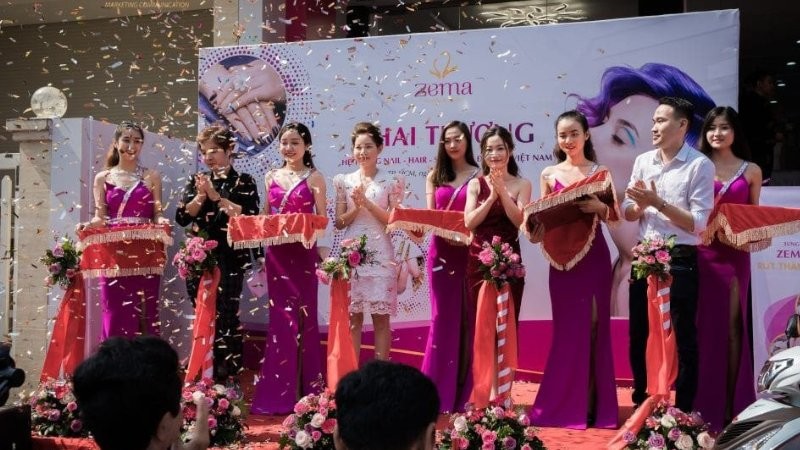 Nghi thức cắt băng khai trương tại một sự kiện