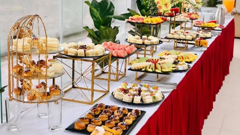 Khách mời thưởng thức tiệc chiêu đãi trong sự kiện