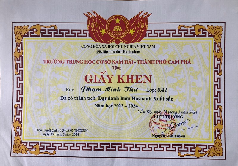 Một người phụ nữ đang thưởng thức món ăn