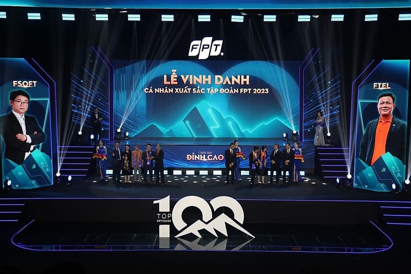 Một nhóm người đang ăn mừng thành tích