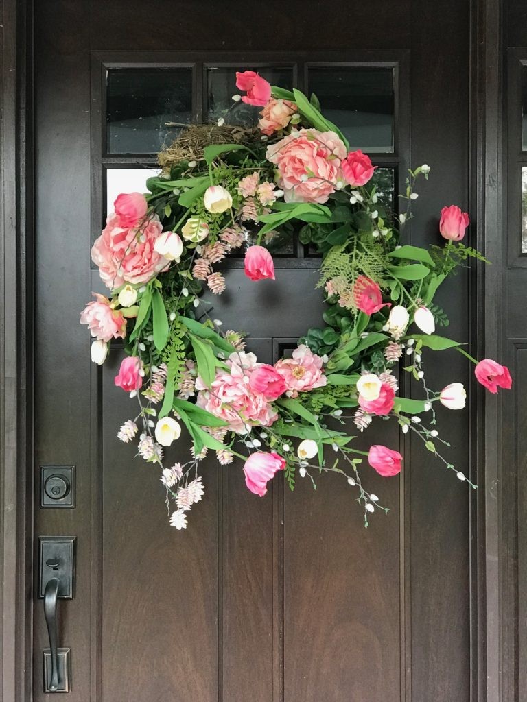 Vòng nguyệt quế hoa tulip trang trí cửa chính