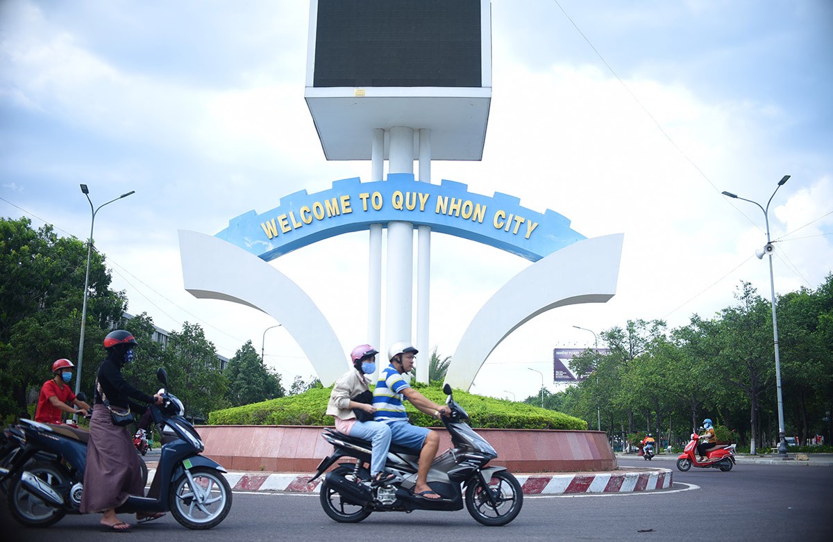 Cảnh sát phong tỏa và khám nghiệm khu vực phát hiện thi thể nạn nhân