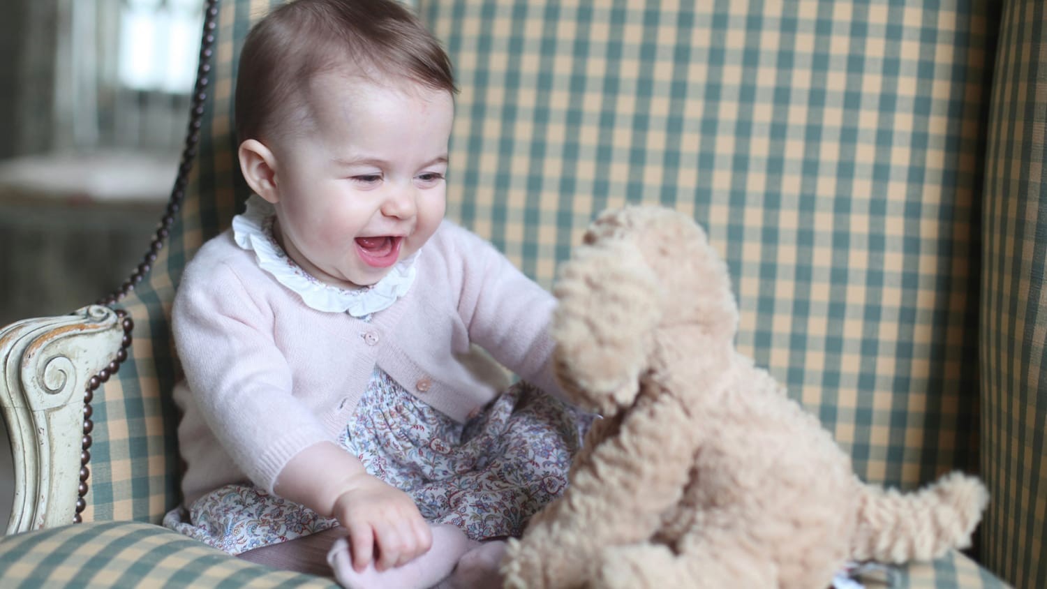 Công chúa Charlotte vui đùa cùng chú thỏ bông mềm mại của Jellycat.