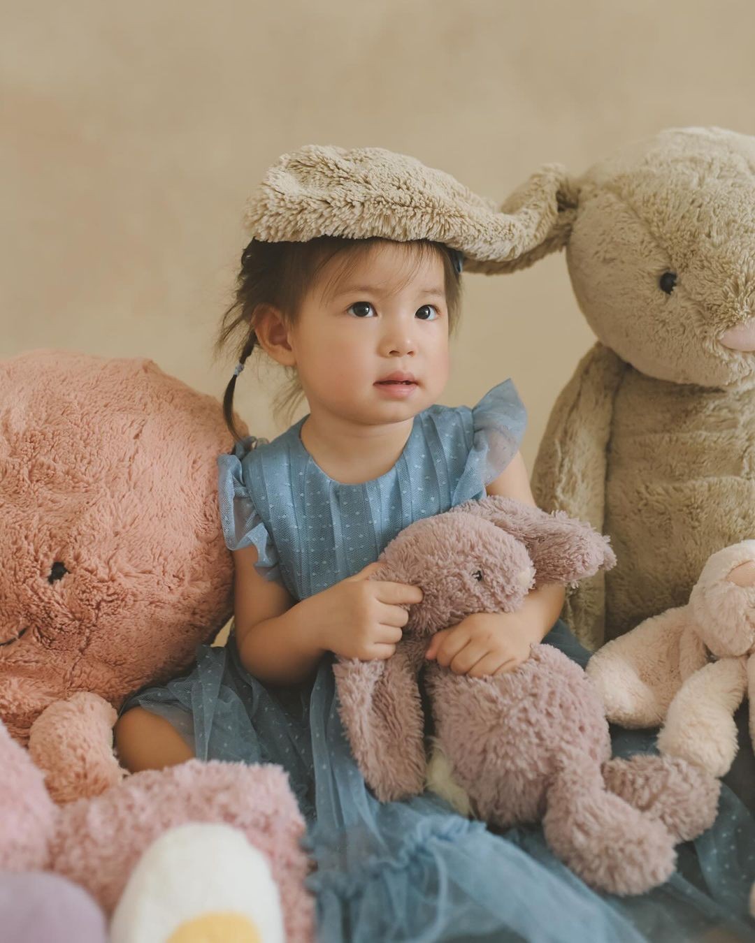 Em bé Pamiuoi say sưa chơi đùa cùng chú thỏ bông Jellycat.