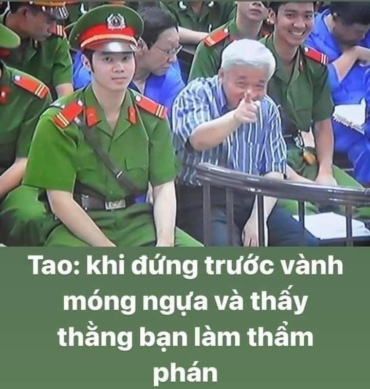 Cảnh sát với biểu cảm nghiêm túc nhưng ở trong tình huống hài hước