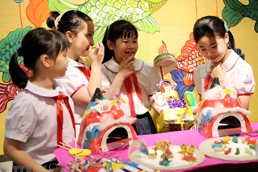 Trẻ em cảm thấy hào hứng khi được làm những món đồ chơi trung thu