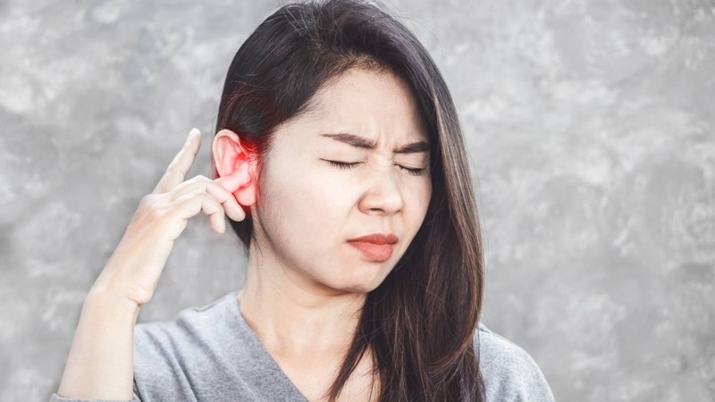 Ngứa tai có thể gặp trong viêm ống tai ngoài, đặc biệt khi kèm đau, tiết dịch hoặc sưng đỏ