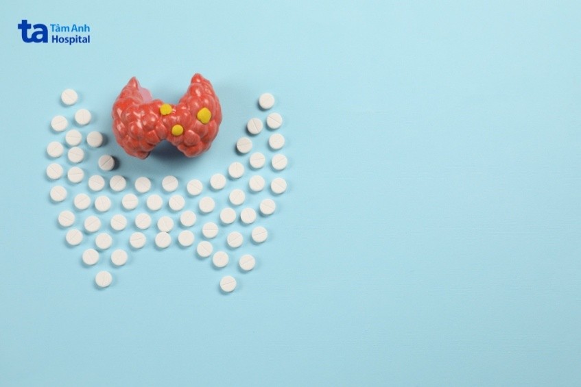 Người bệnh cần uống hormone thay thế suốt đời nếu cắt toàn bộ tuyến giáp