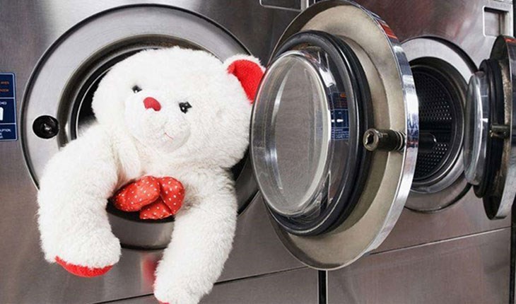 Cho gấu bông vào túi giặt trước khi bỏ vào máy giặt