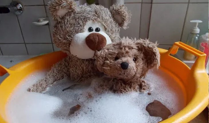 Tháo gòn để giặt vỏ gấu bông lớn
