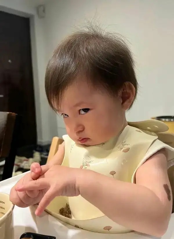 Meme em bé liếc mắt đầy ngơ ngác