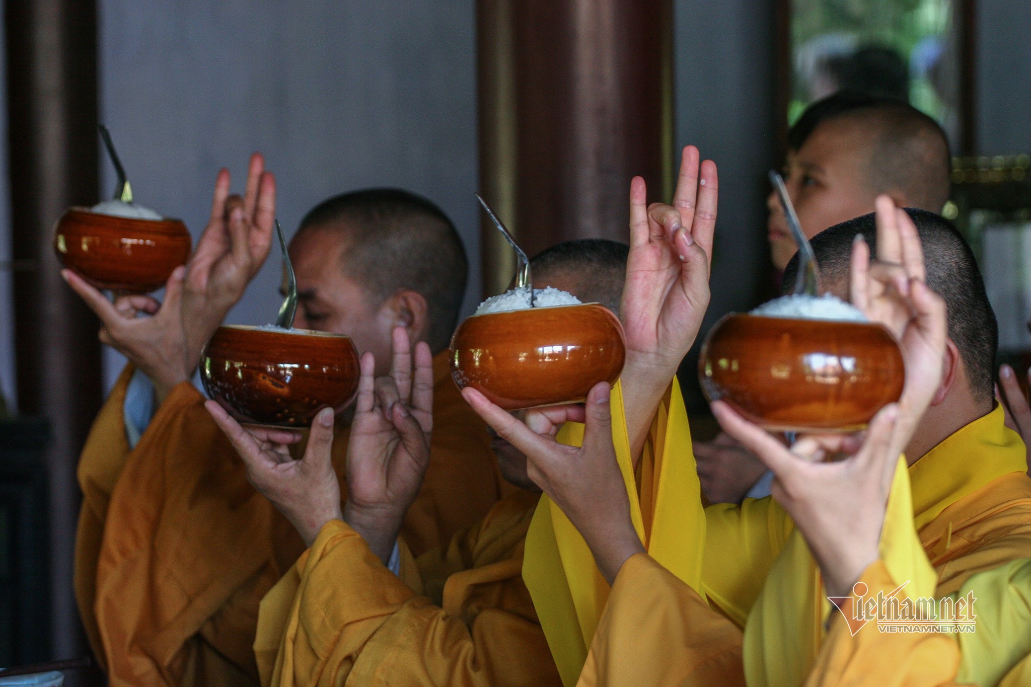 Trong thời gian an cư, chư Tăng Ni không đi khất thực, các cận sự nam, cận sự nữ là hàng Phật tử tại gia dâng y phục, thuốc men (nếu có vị Tỳ-kheo bị bệnh) và sớt bát cúng dường thức ăn mỗi ngày.