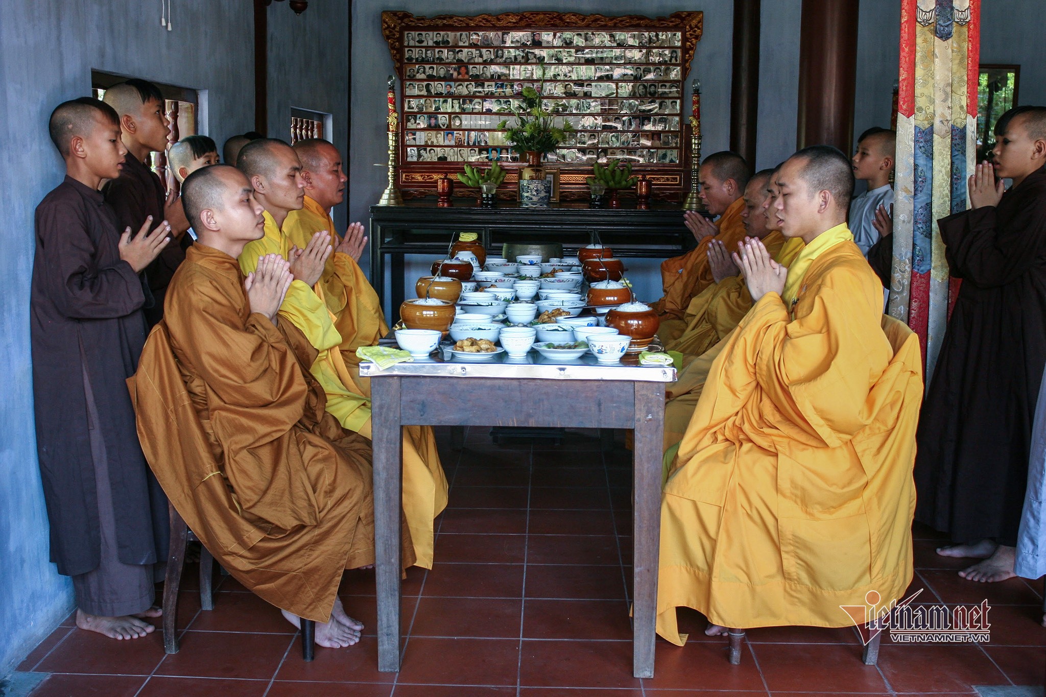 Các chư Tăng Ni tại chùa Thiên Mụ (Huế) làm lễ trì trú trước mỗi bữa ăn trong thời gian An cư kiết hạ.