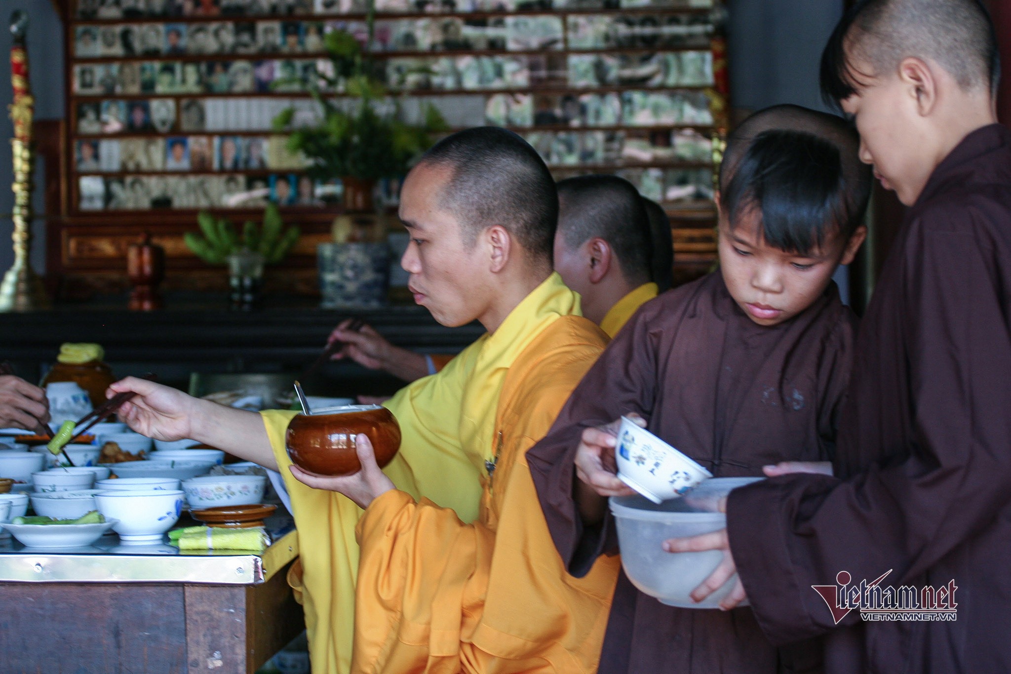Hàng Phật tử chăm lo việc tứ sự, chăm lo những nhu cầu thiết yếu như cơm nước; y phục; chỗ ngồi, giường nằm; thuốc men trị bệnh… để tạo mọi điều kiện thuận tiện cho chư Tăng Ni an tâm tu học.